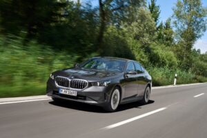 BMW Série 5 Sedã Avança na Eletrificação com Novos Modelos Híbridos Plug-in